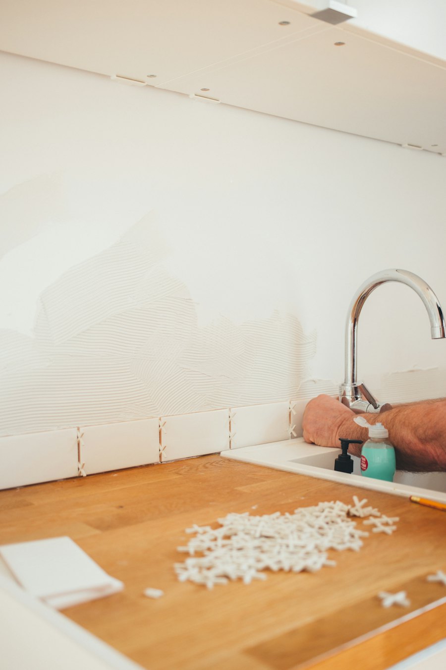 Tiling a kitchen backsplash
